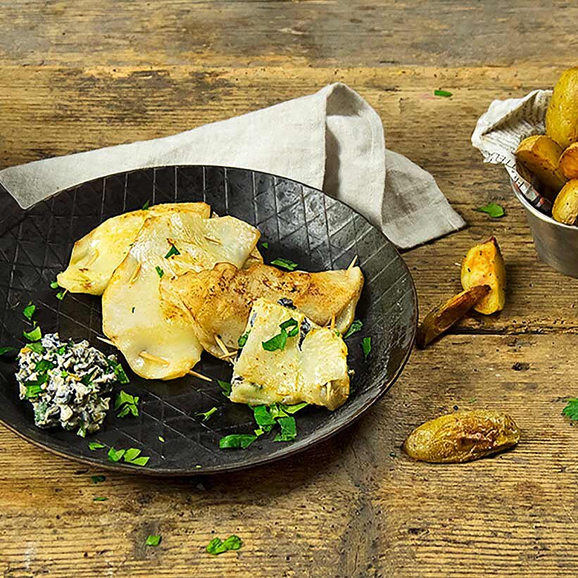 Sellerie-Cordon-Bleu mit Oliventapenade und Kartoffelwedges