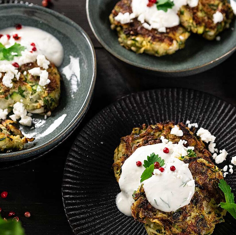 „Mücver“ Zucchini Puffer mit Ziegenkäse und Joghurt Dip