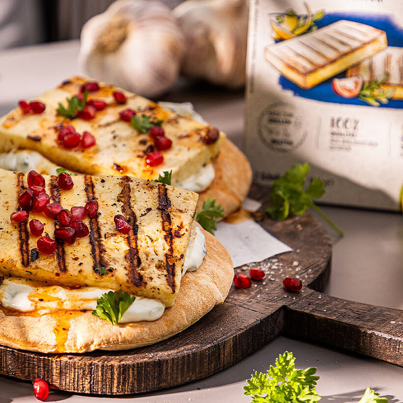 [Translate to Türkisch:] Big Green Egg Fladenbrote mit Grill- und Pfannenkäse