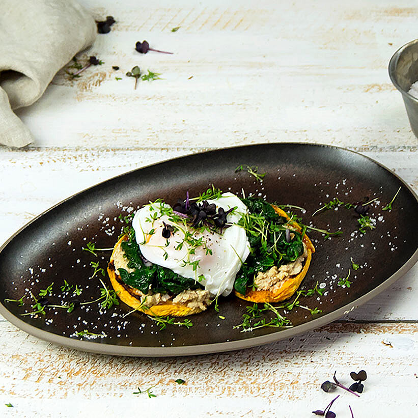 Süßkartoffeltoast mit jungem Spinat und pochiertem Ei