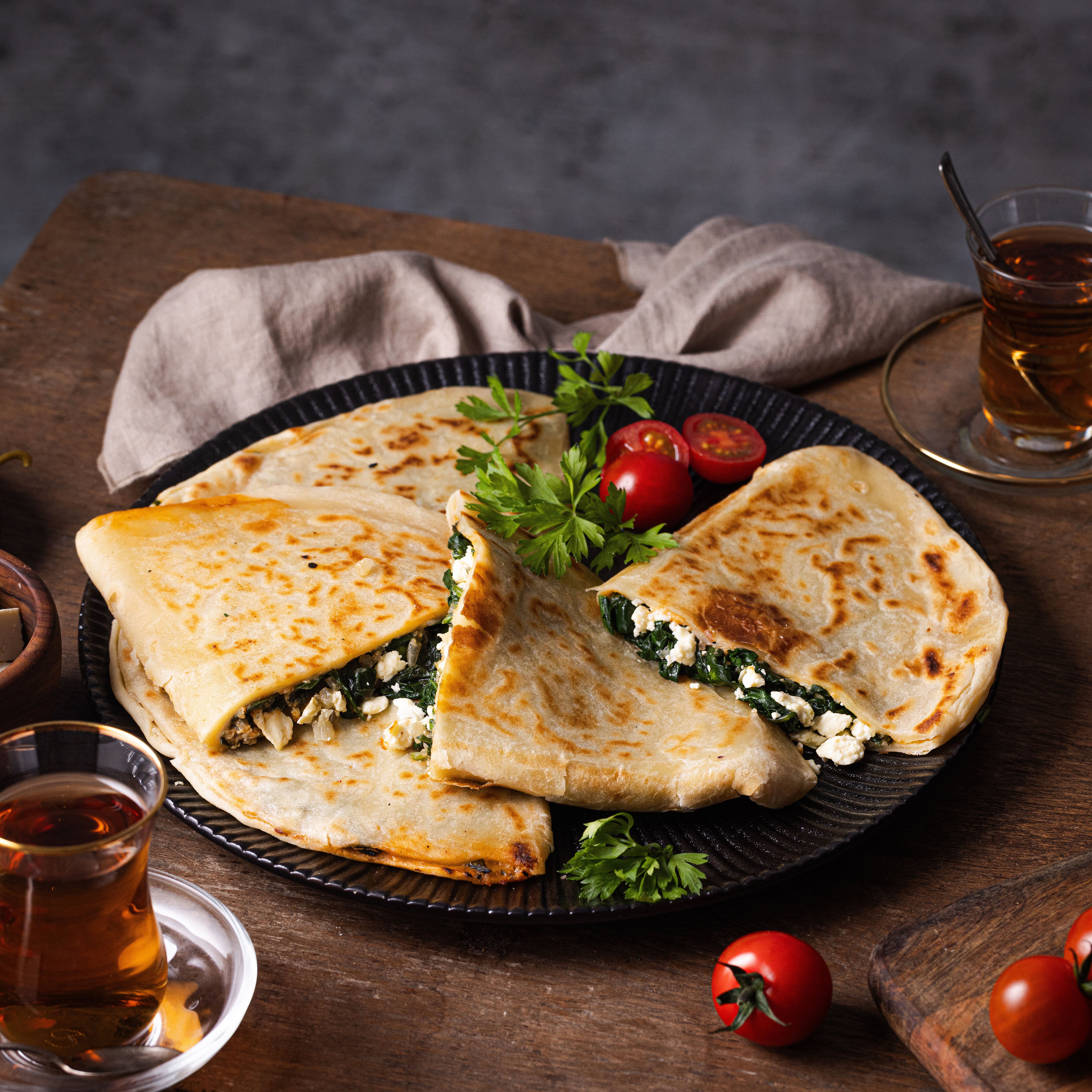 Türkische Gözleme mit Schafkäse und Kashkaval, goldbraun gebraten und auf einem Teller serviert