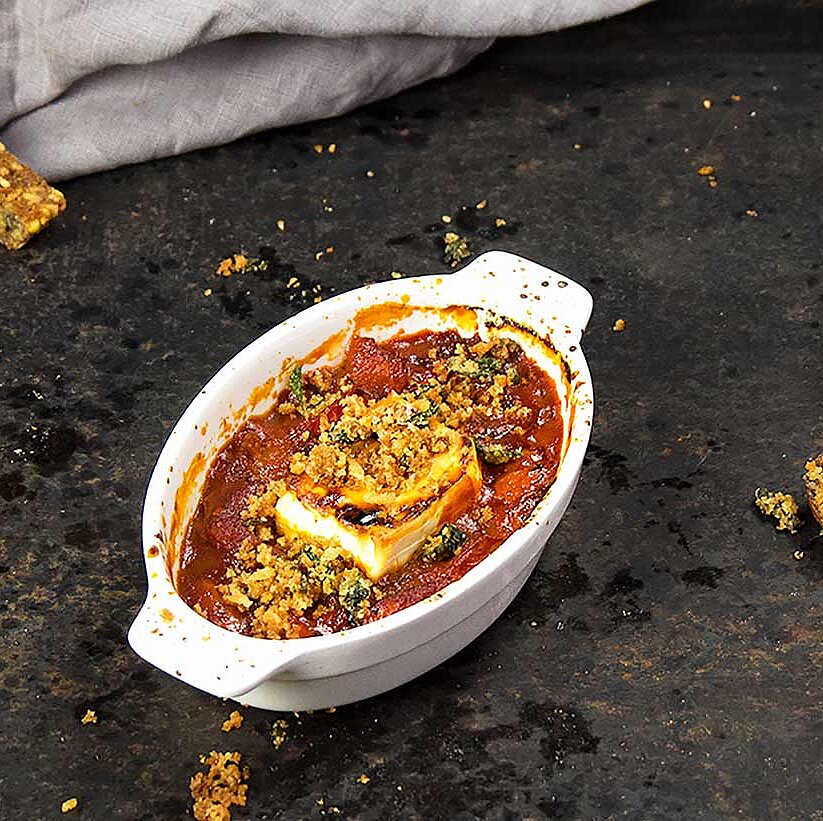 Schafkäse im Schmortöpfchen mit Semmelbröselknusper