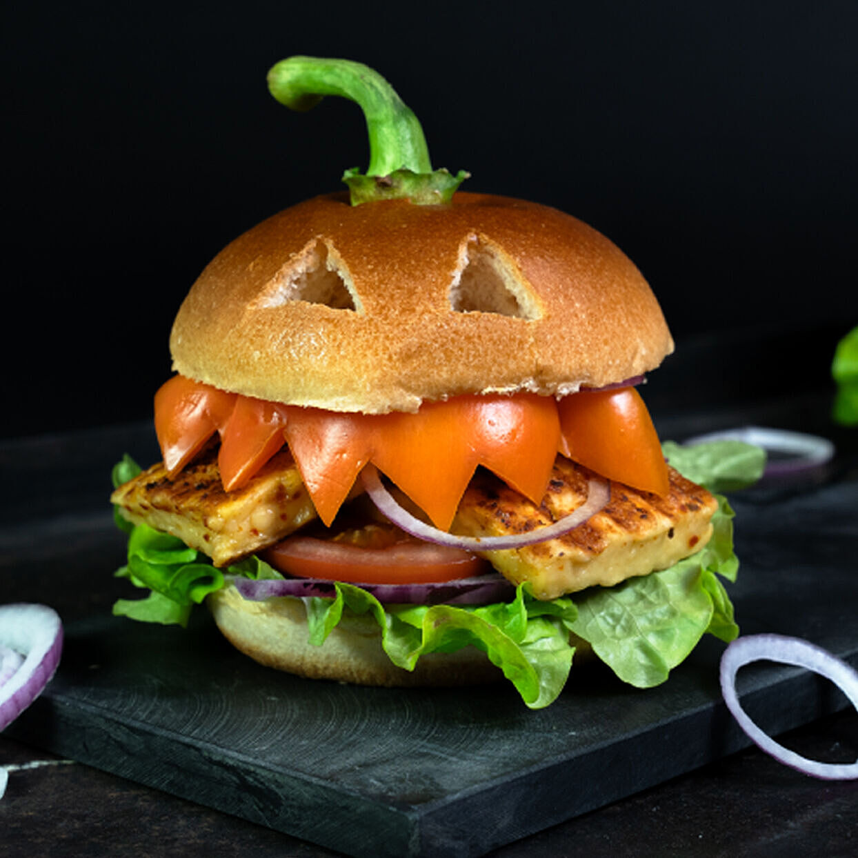 Halloween-Burger mit Grill- und Pfannenkäse