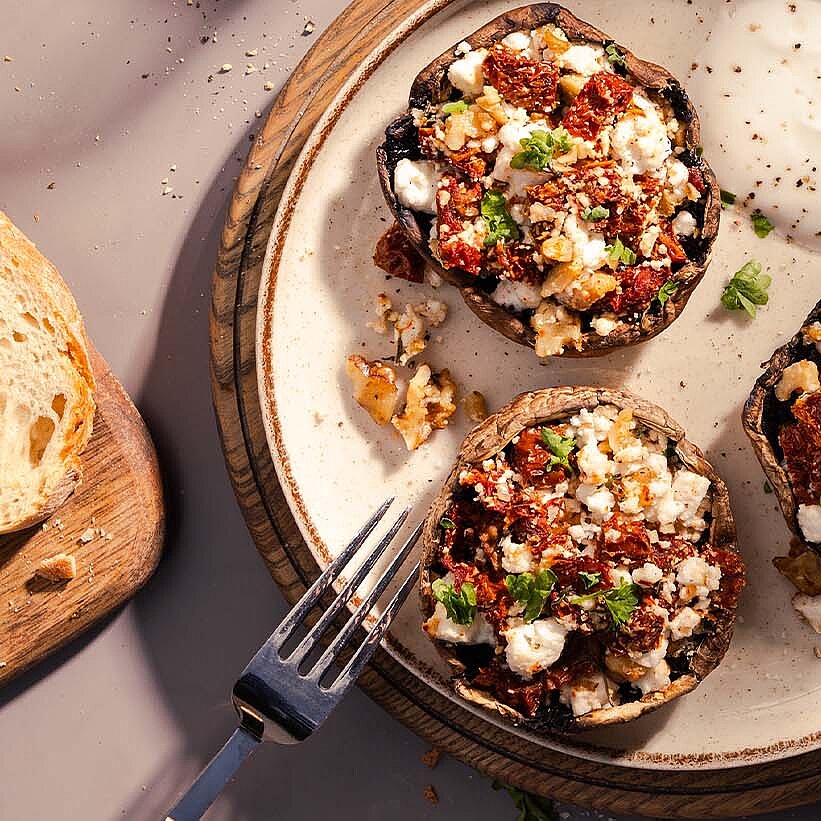 [Translate to Türkisch:] Gefüllte Portobello-Pilze mit Bio Schafkäse-Füllung