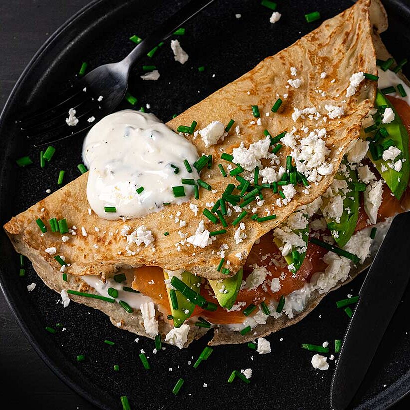 Herzhafte Frühstückspfannkuchen mit Schafkäse 