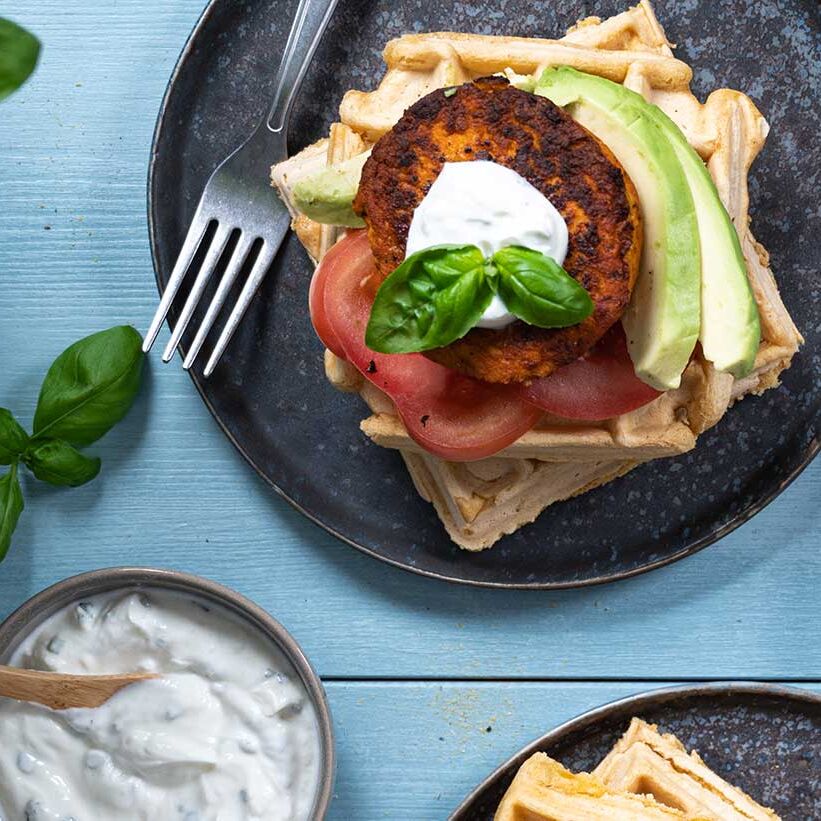 Herzhafte, vegane Frühstückswaffeln mit GAZİ Tofu-Omelett Tomate