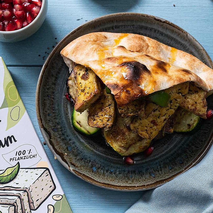 Gefülltes Fladenbrot mit GAZİ Tofu Basilikum und gegrilltem Gemüse