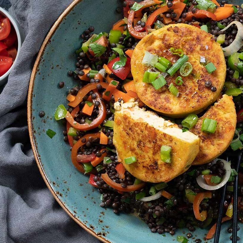 Veganer Beluga Linsensalat mit GAZİ Tofu-Omelett