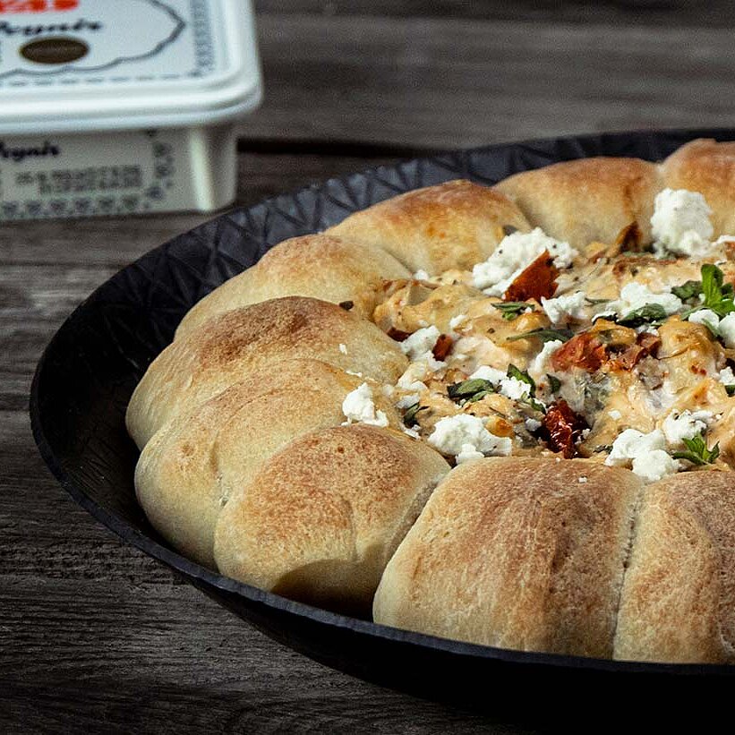 Sonntagsring mit mediterranem Artischocken-Tomaten Dip