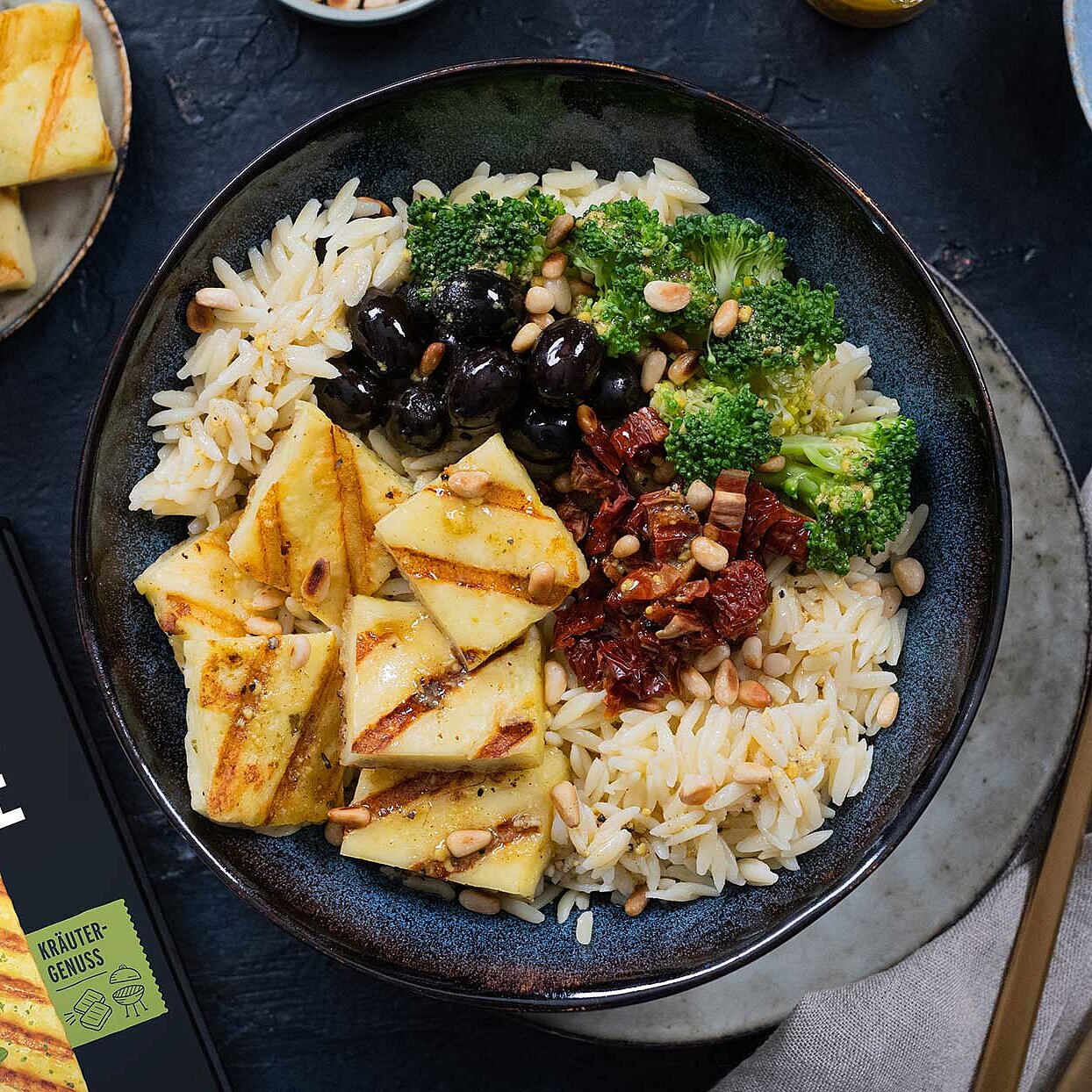 Pasta Bowl mit Grillkäse mariniert