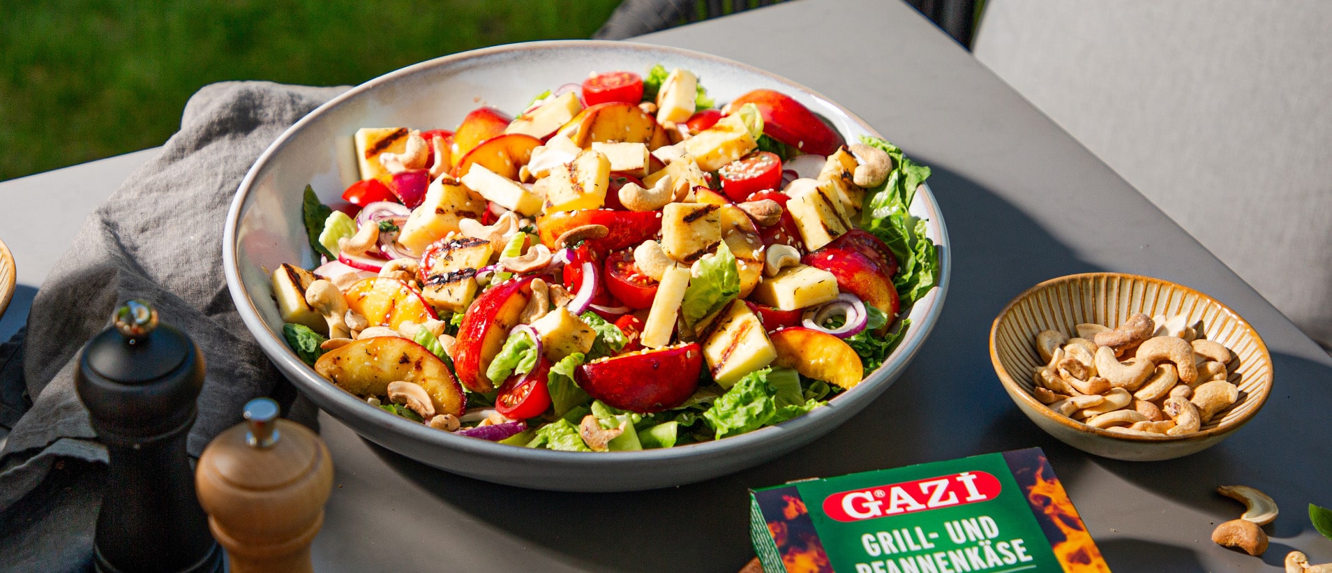Sommersalat mit Grillkäse und Pfirsich