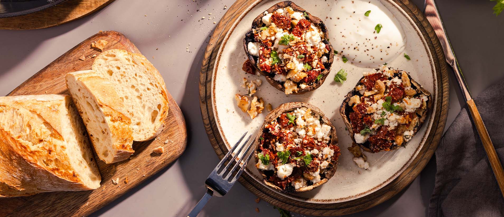 [Translate to Türkisch:] Gefüllte Portobello-Pilze mit Bio Schafkäse-Füllung