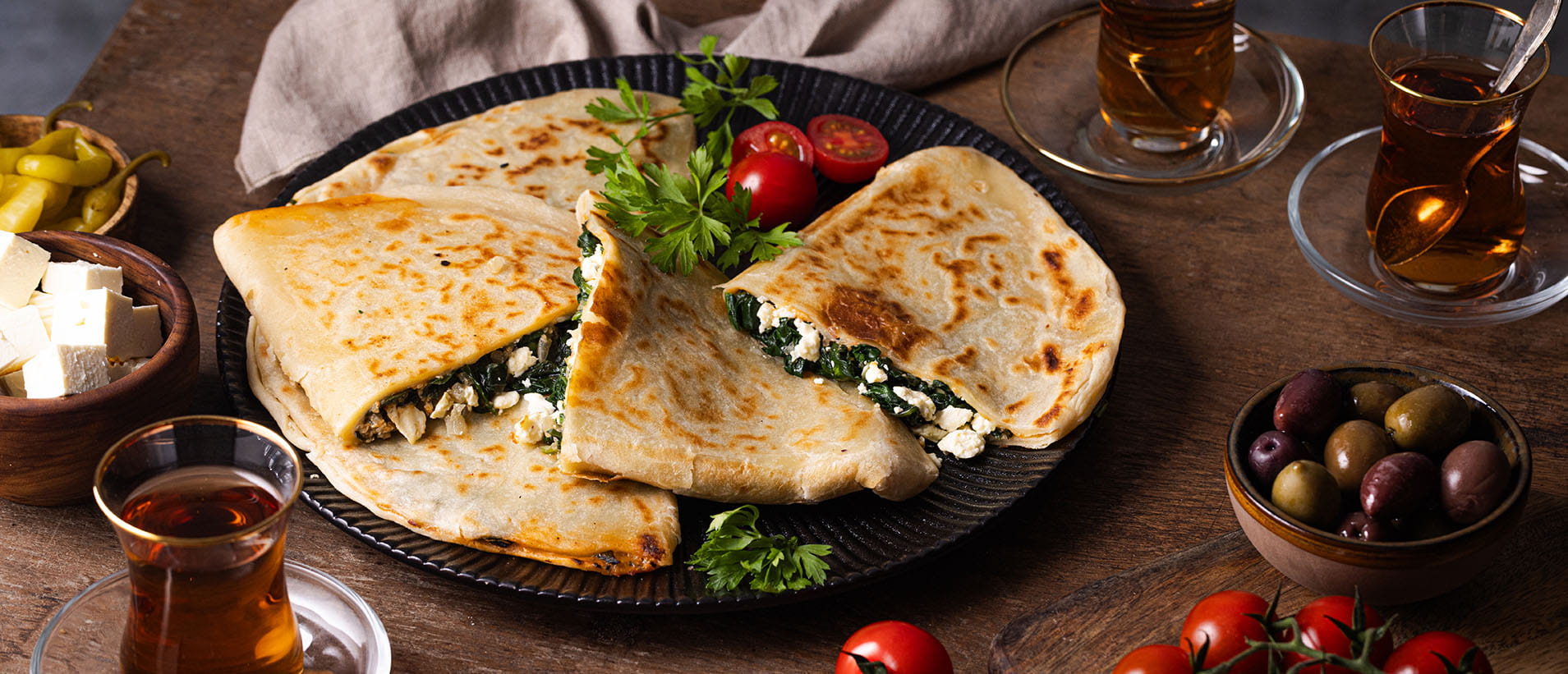 Türkische Gözleme mit Schafkäse und Kashkaval, goldbraun gebraten und auf einem Teller serviert