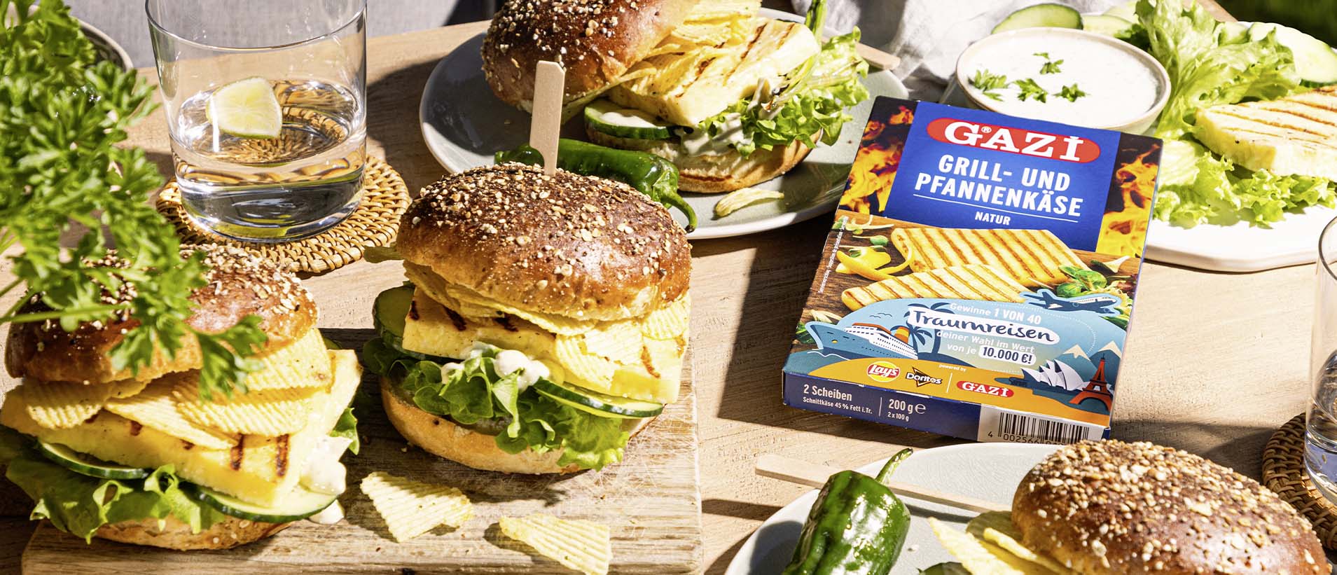 Grillkäse-Burger mit crunchy Lay's Chips Sour Cream and Onion,  Salat, gegrillten Lauchzwiebeln und grüner Kräutersoße