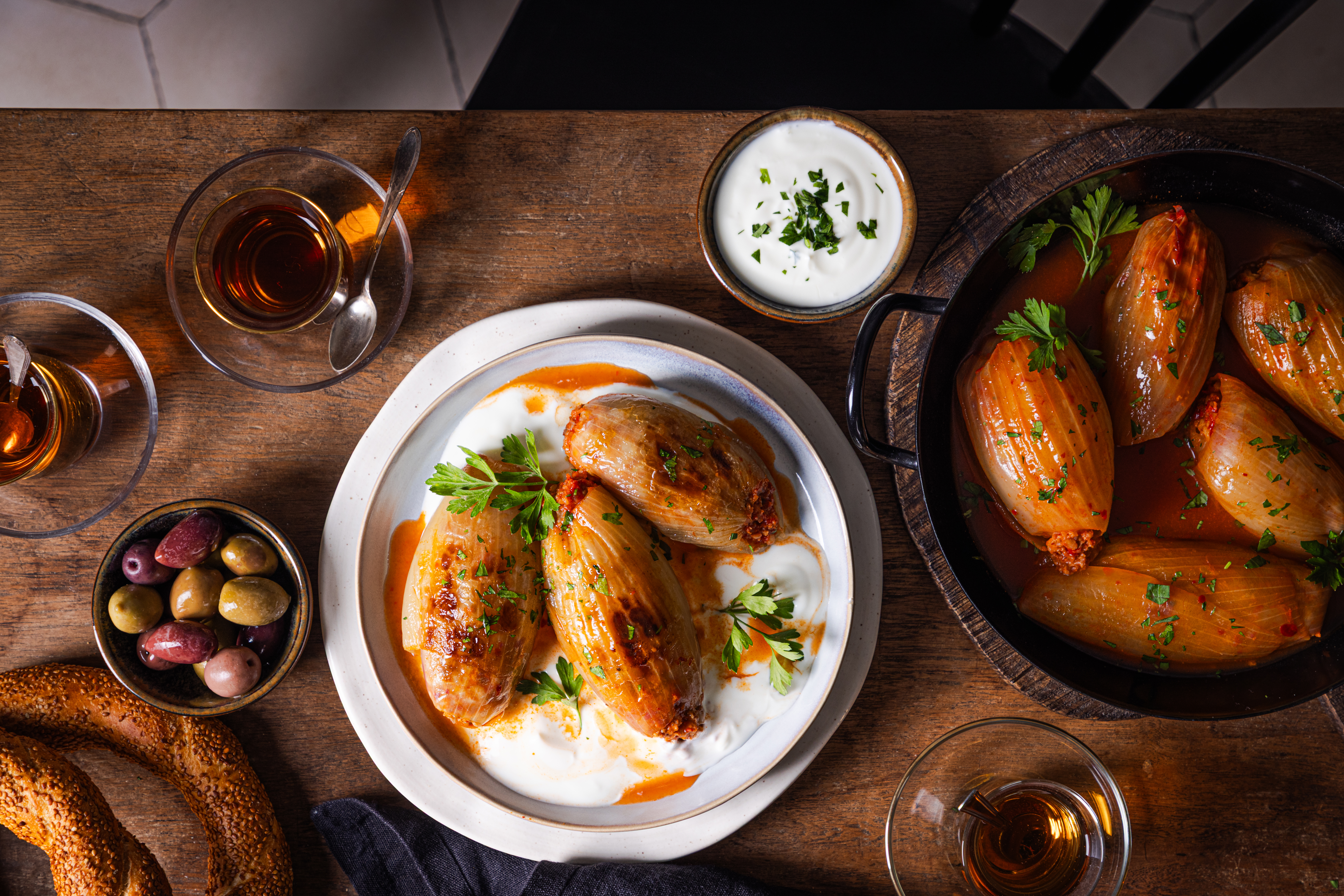 [Translate to Türkisch:] Gefüllte Zwiebeln (Soğan Dolması) mit Joghurt und Petersilie auf einem Teller