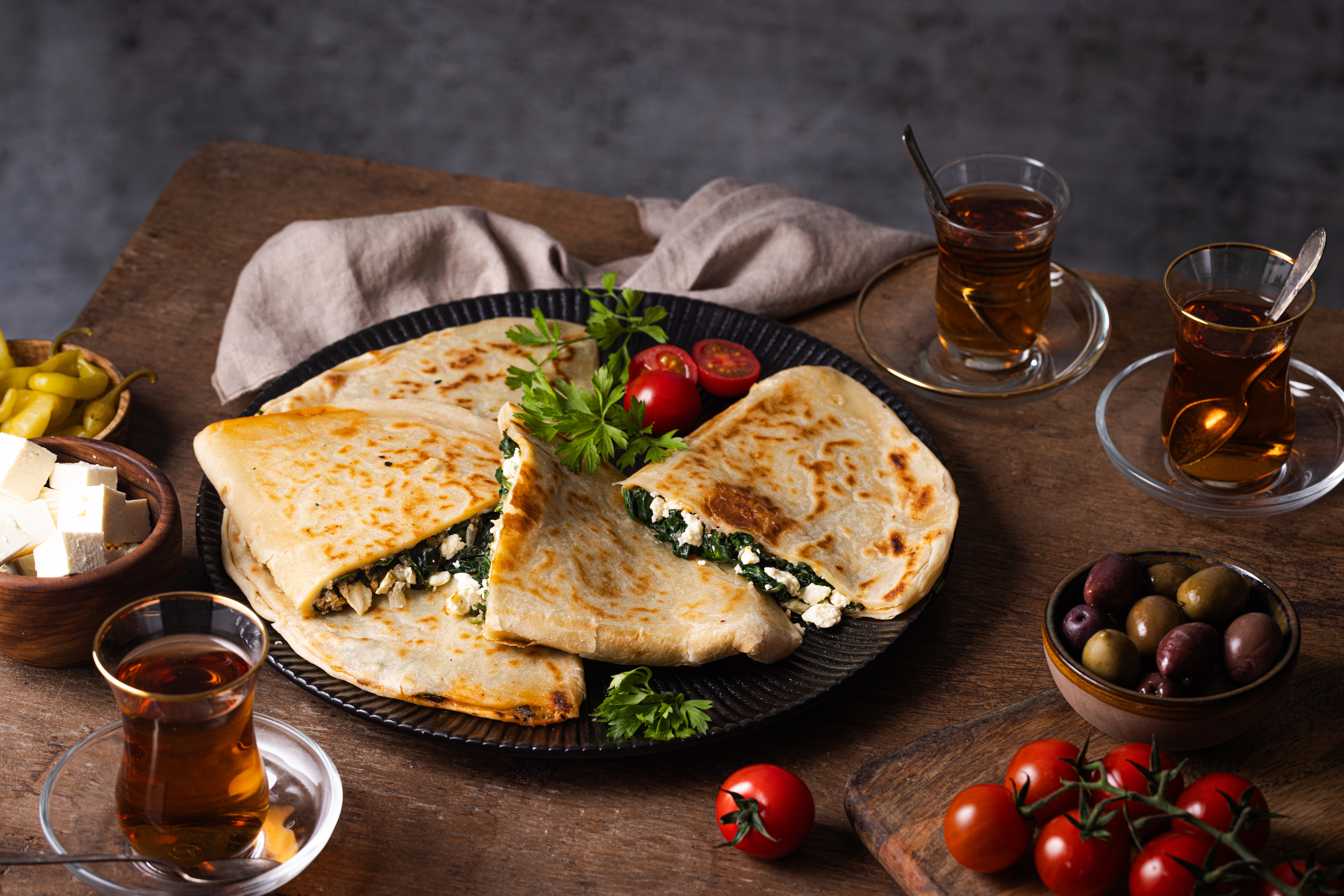 Türkische Gözleme mit Schafkäse und Kashkaval, goldbraun gebraten und auf einem Teller serviert